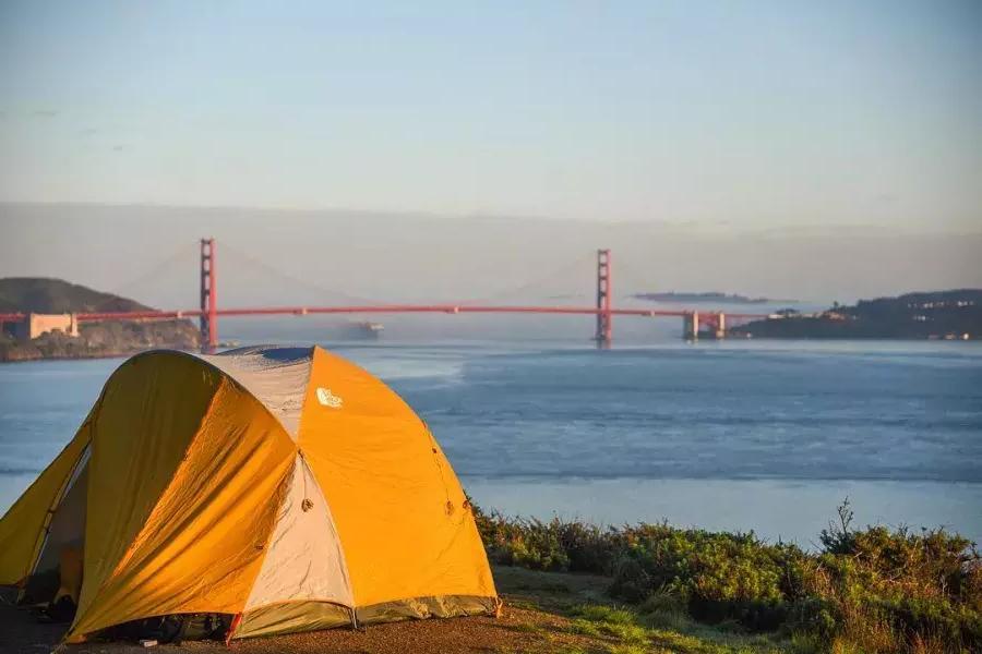 Uma barraca em um acampamento com vista para a Ponte Golden Gate.
