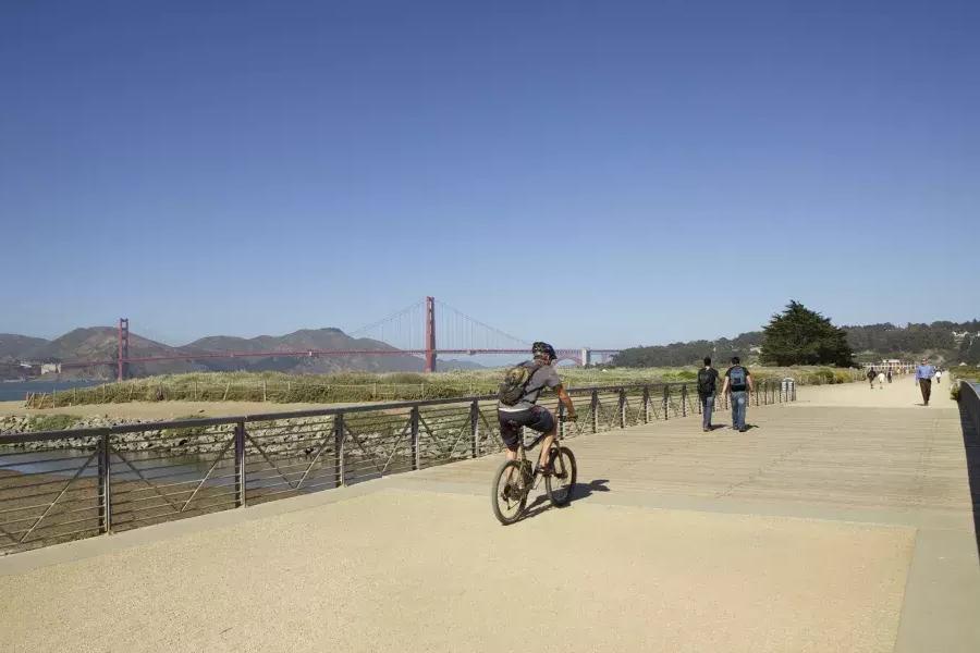 一个男人骑自行车. San Francisco, Kalifornien.