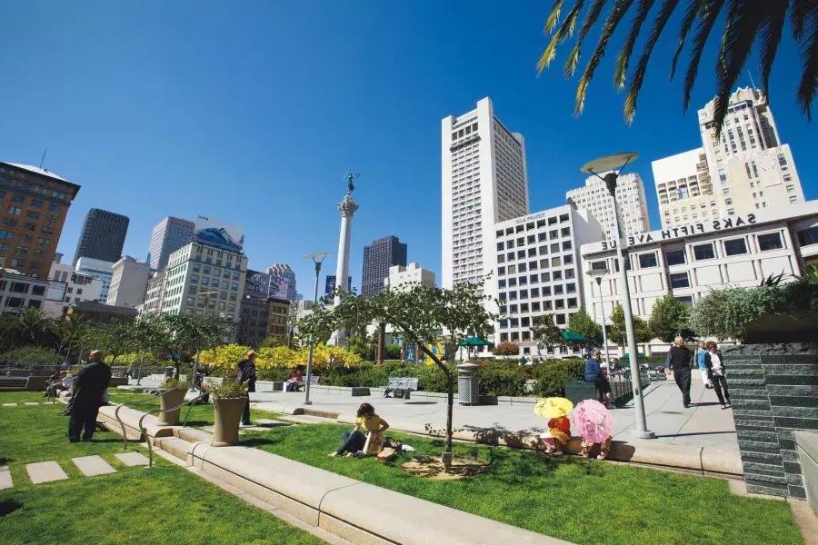 La gente disfruta de un parque en Union Square en un día soleado. San Francisco, California.